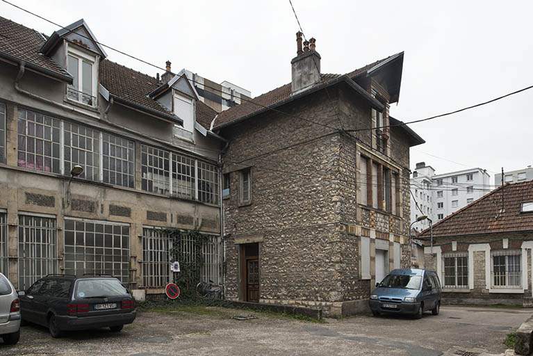 Bâtiments industriels vus depuis la cour. © Jérôme Mongreville / Région Bourgogne-Franche-Comté, Inventaire du patrimoine - 2017