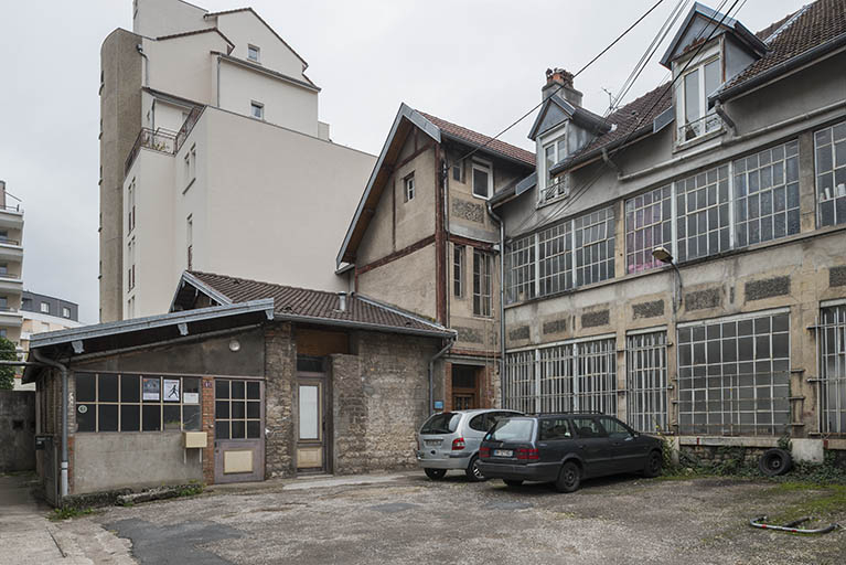 Bâtiments industriels vus depuis la cour. © Jérôme Mongreville / Région Bourgogne-Franche-Comté, Inventaire du patrimoine - 2017