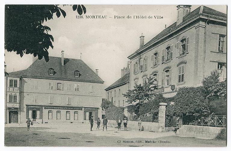 1238. Morteau - Place de l'Hôtel de Ville [le Café national et le magasin de confection de Laurent Wetzel], 1ère moitié 20e siècle. © Laurent Poupard / Région Bourgogne-Franche-Comté, Inventaire du patrimoine - 2017