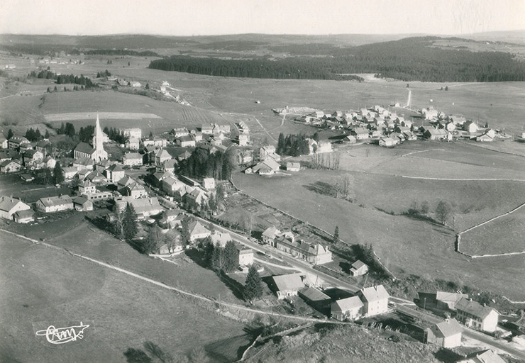 Le Russey (Doubs) - Alt. 900 m. 391-60 A - Vue panoramique aérienne [le village vu du sud-ouest], 3e quart 20e siècle. © Laurent Poupard / Région Bourgogne-Franche-Comté, Inventaire du patrimoine - 2017