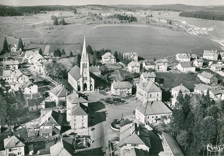 Le Russey (Doubs). 37727 - Vue panoramique aérienne [le centre du village vu du sud-ouest], 3e quart 20e siècle [avant 1966]. © Laurent Poupard / Région Bourgogne-Franche-Comté, Inventaire du patrimoine - 2017