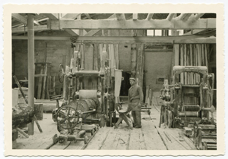 [Sciage au gros châssis de scie Socolest, vu depuis l'entrée de l'atelier], années 1960. © Laurent Poupard / Région Bourgogne-Franche-Comté, Inventaire du patrimoine - 2017