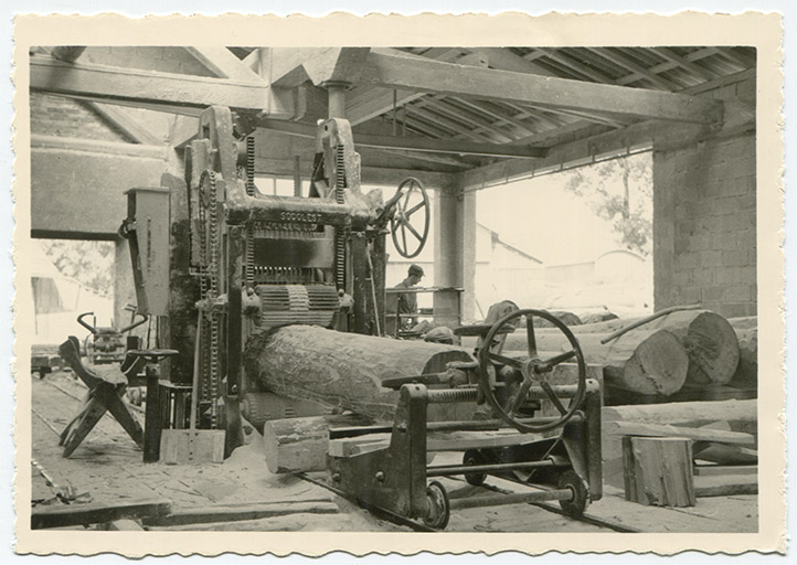 [Sciage au gros châssis de scie Socolest, vu depuis le fond de l'atelier], années 1960. © Laurent Poupard / Région Bourgogne-Franche-Comté, Inventaire du patrimoine - 2017