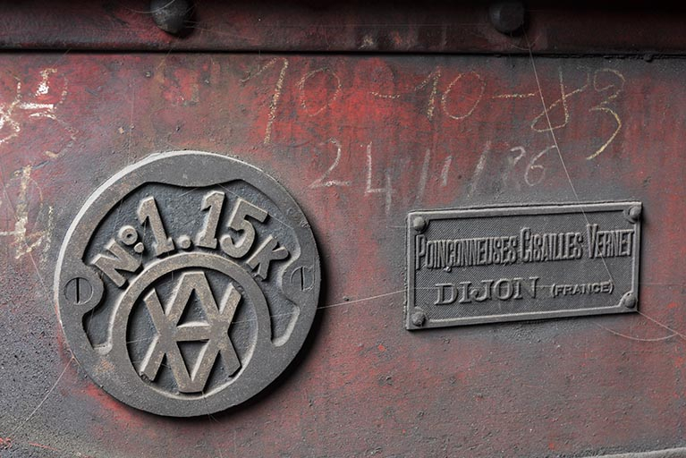 Plaque du constructeur (Vernet) et logotype. © Sonia Dourlot / Région Bourgogne-Franche-Comté, Inventaire du patrimoine - 2017
