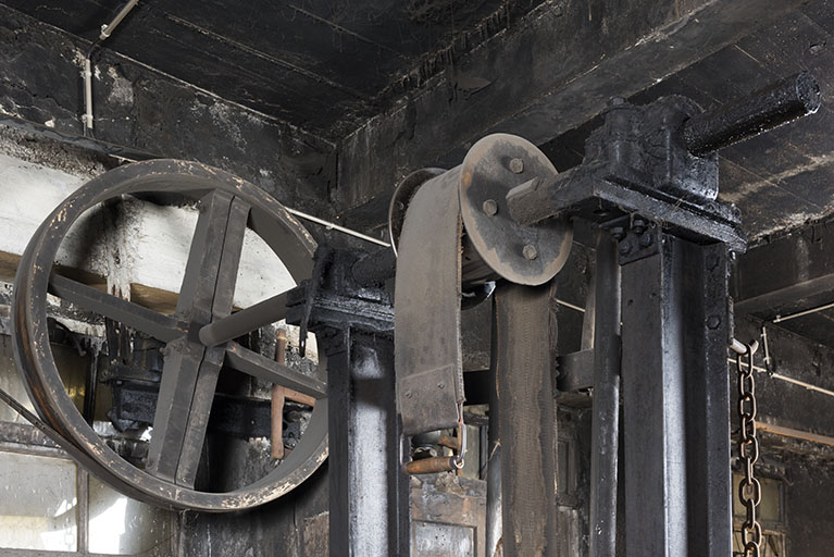 Poulie motrice (à gauche) et tambour métallique sur lequel repose la courroie. © Sonia Dourlot / Région Bourgogne-Franche-Comté, Inventaire du patrimoine - 2017