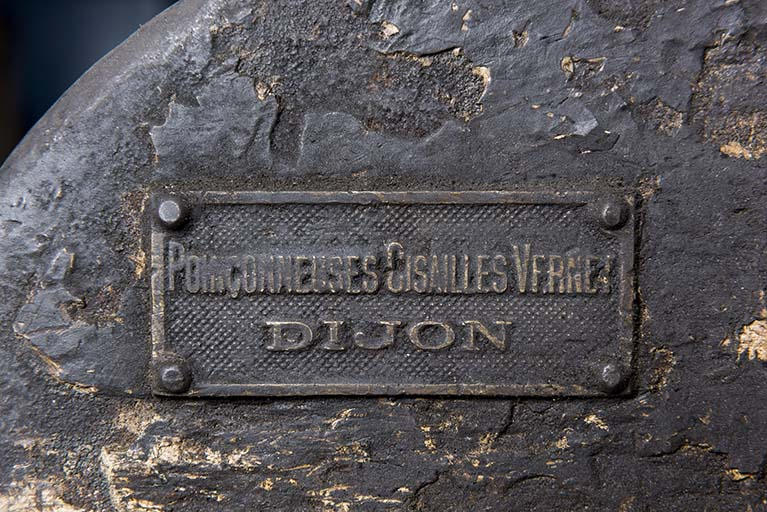 Plaque du constructeur (Vernet). © Sonia Dourlot / Région Bourgogne-Franche-Comté, Inventaire du patrimoine - 2017 Plaque du constructeur (Vernet). © Sonia Dourlot / Région Bourgogne-Franche-Comté, Inventaire du patrimoine - 2017