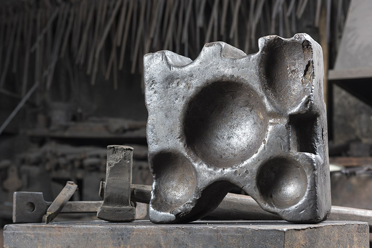 Tas de forgeron et marteaux. © Sonia Dourlot / Région Bourgogne-Franche-Comté, Inventaire du patrimoine - 2017