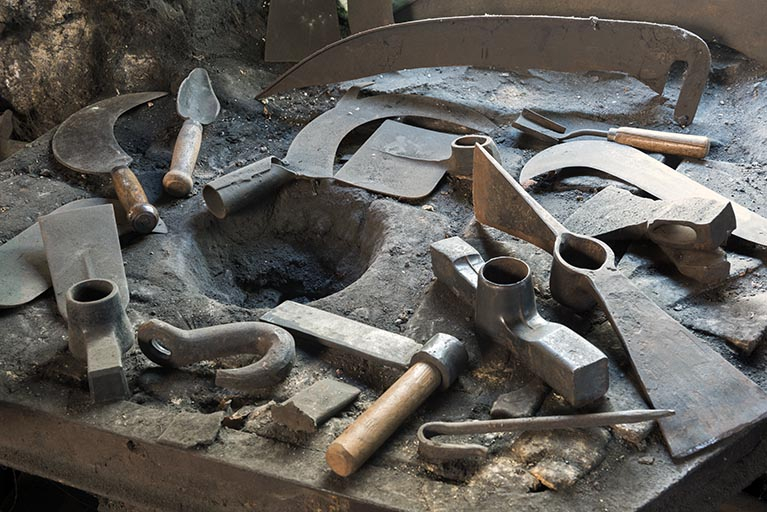 Exemple d'outils fabriqués par l'entreprise (placés sur un ancien foyer de fournaise). © Sonia Dourlot / Région Bourgogne-Franche-Comté, Inventaire du patrimoine - 2017