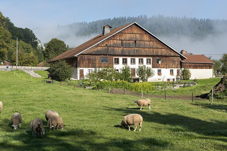 Vue d'ensemble depuis le sud-est. © Sonia Dourlot / Région Bourgogne-Franche-Comté, Inventaire du patrimoine - 2017 Vue d'ensemble depuis le sud-est. © Sonia Dourlot / Région Bourgogne-Franche-Comté, Inventaire du patrimoine - 2017
