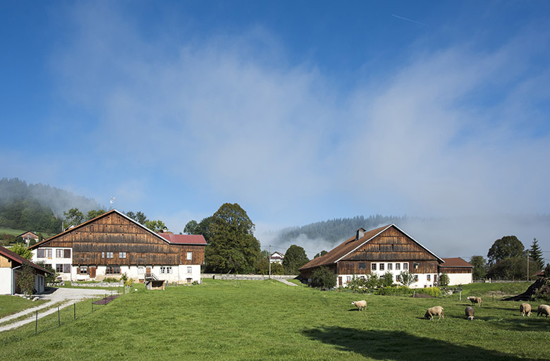 Vue d'ensemble éloignée depuis l'est (avec la 3e ferme des Cordiers). © Sonia Dourlot / Région Bourgogne-Franche-Comté, Inventaire du patrimoine - 2017 Vue d'ensemble éloignée depuis l'est (avec la 3e ferme des Cordiers). © Sonia Dourlot / Région Bourgogne-Franche-Comté, Inventaire du patrimoine - 2017