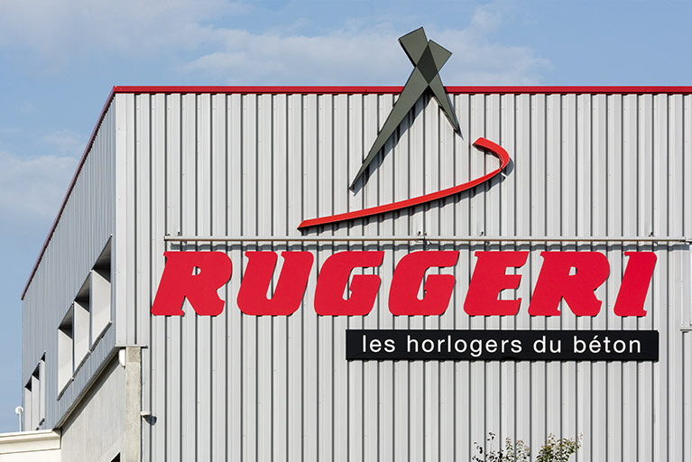 Utilisation de l'image de l'horlogerie par l'entreprise de travaux publics Ruggeri, aux Fins. © Sonia Dourlot / Région Bourgogne-Franche-Comté, Inventaire du patrimoine - 2017 Utilisation de l'image de l'horlogerie par l'entreprise de travaux publics Ruggeri, aux Fins. © Sonia Dourlot / Région Bourgogne-Franche-Comté, Inventaire du patrimoine - 2017