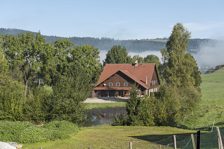 Vue d'ensemble depuis le sud, avec le bassin de retenue. © Sonia Dourlot / Région Bourgogne-Franche-Comté, Inventaire du patrimoine - 2017