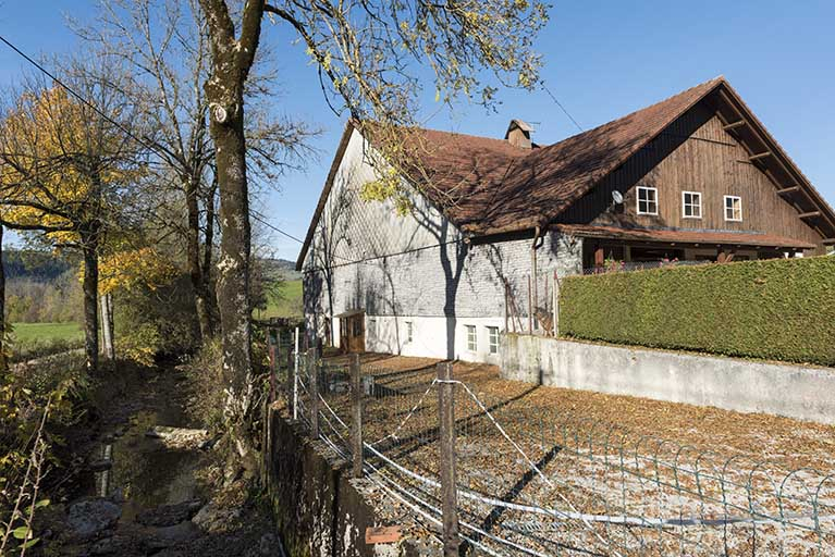 Façades antérieure et latérale gauche (ouest). © Sonia Dourlot / Région Bourgogne-Franche-Comté, Inventaire du patrimoine - 2017