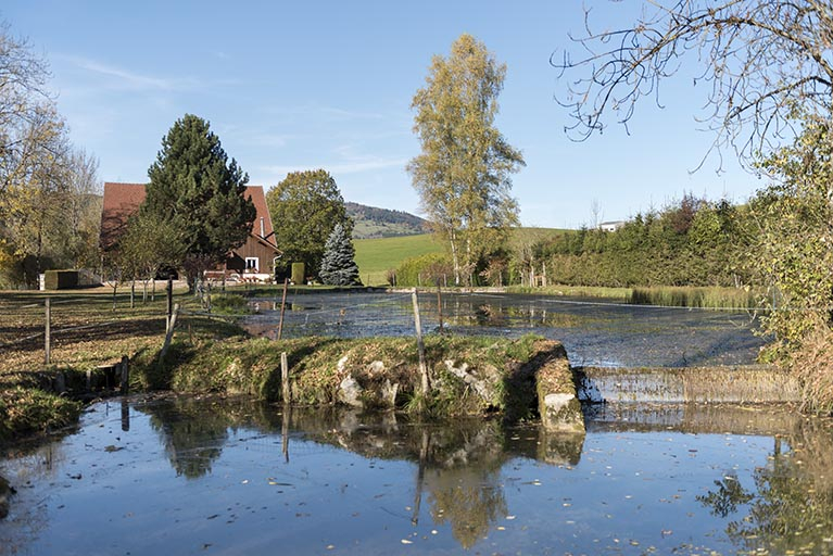Le bassin de retenue. © Sonia Dourlot / Région Bourgogne-Franche-Comté, Inventaire du patrimoine - 2017