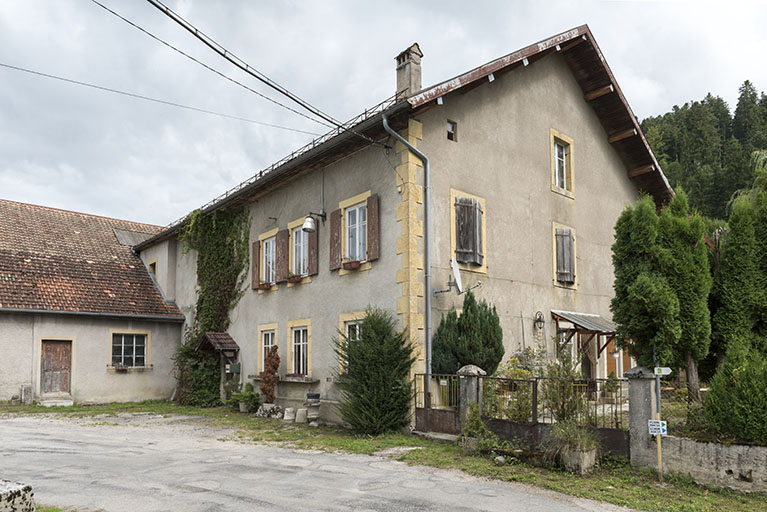 Bâtiment ancien : façades antérieure et latérale droite. © Sonia Dourlot / Région Bourgogne-Franche-Comté, Inventaire du patrimoine - 2017 Bâtiment ancien : façades antérieure et latérale droite. © Sonia Dourlot / Région Bourgogne-Franche-Comté, Inventaire du patrimoine - 2017