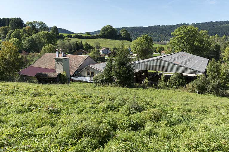 Vue d'ensemble, depuis l'est. © Sonia Dourlot / Région Bourgogne-Franche-Comté, Inventaire du patrimoine - 2017 Vue d'ensemble, depuis l'est. © Sonia Dourlot / Région Bourgogne-Franche-Comté, Inventaire du patrimoine - 2017