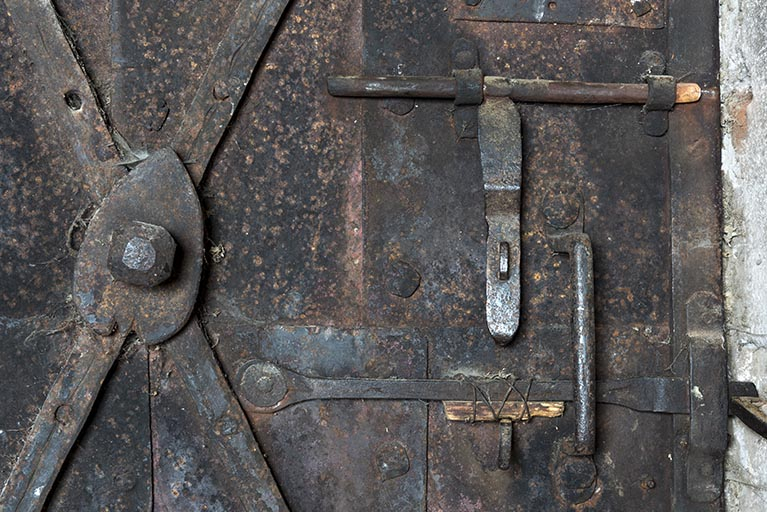 Bâtiment ancien, partie centrale : serrure de la porte en fer du 1er étage. © Sonia Dourlot / Région Bourgogne-Franche-Comté, Inventaire du patrimoine - 2017 Bâtiment ancien, partie centrale : serrure de la porte en fer du 1er étage. © Sonia Dourlot / Région Bourgogne-Franche-Comté, Inventaire du patrimoine - 2017