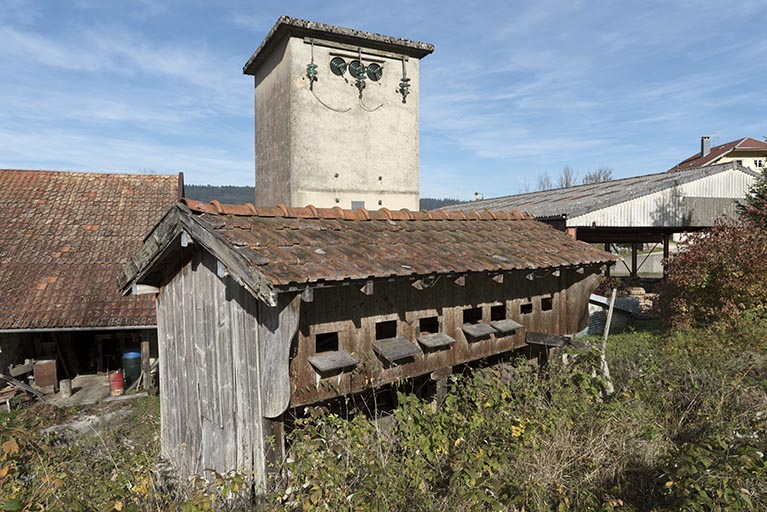 Rûcher et transformateur. © Sonia Dourlot / Région Bourgogne-Franche-Comté, Inventaire du patrimoine - 2017 Rûcher et transformateur. © Sonia Dourlot / Région Bourgogne-Franche-Comté, Inventaire du patrimoine - 2017