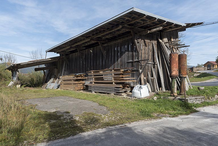 Séchoir à bois et pompes à carburant, à l'ouest. © Sonia Dourlot / Région Bourgogne-Franche-Comté, Inventaire du patrimoine - 2017 Séchoir à bois et pompes à carburant, à l'ouest. © Sonia Dourlot / Région Bourgogne-Franche-Comté, Inventaire du patrimoine - 2017