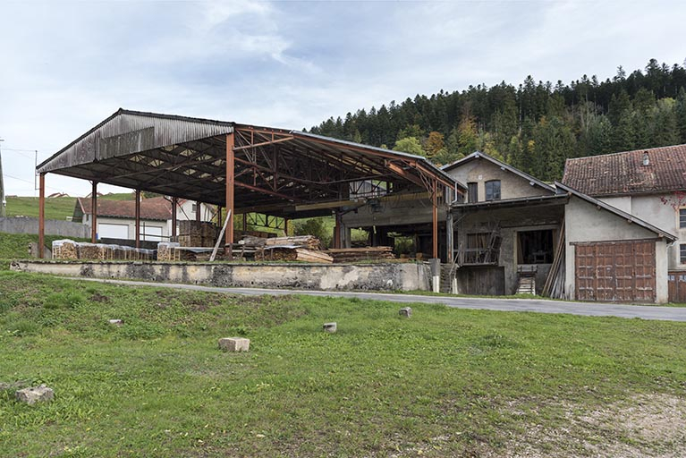 Ateliers de fabrication du 3e quart du 20e siècle, vus de l'ouest. © Sonia Dourlot / Région Bourgogne-Franche-Comté, Inventaire du patrimoine - 2017 Ateliers de fabrication du 3e quart du 20e siècle, vus de l'ouest. © Sonia Dourlot / Région Bourgogne-Franche-Comté, Inventaire du patrimoine - 2017