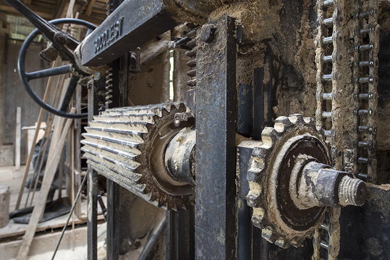 Atelier de fabrication : châssis de scie Socolest, pignon et rouleau. © Sonia Dourlot / Région Bourgogne-Franche-Comté, Inventaire du patrimoine - 2017 Atelier de fabrication : châssis de scie Socolest, pignon et rouleau. © Sonia Dourlot / Région Bourgogne-Franche-Comté, Inventaire du patrimoine - 2017
