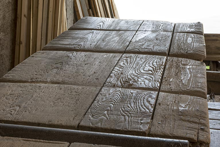 Atelier de fabrication : déligneuse Esterer, plateau en bois. © Sonia Dourlot / Région Bourgogne-Franche-Comté, Inventaire du patrimoine - 2017 Atelier de fabrication : déligneuse Esterer, plateau en bois. © Sonia Dourlot / Région Bourgogne-Franche-Comté, Inventaire du patrimoine - 2017