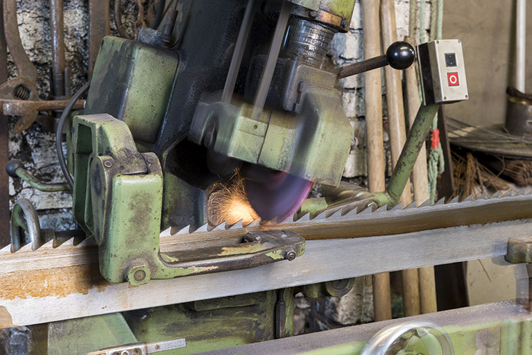 Atelier de réparation et d'affûtage : affûtage d'une lame de châssis de scie. © Sonia Dourlot / Région Bourgogne-Franche-Comté, Inventaire du patrimoine - 2017 Atelier de réparation et d'affûtage : affûtage d'une lame de châssis de scie. © Sonia Dourlot / Région Bourgogne-Franche-Comté, Inventaire du patrimoine - 2017