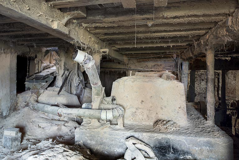 Atelier de fabrication, sciurier : massifs en maçonnerie de la scie Socolest (à gauche) et d'un châssis démonté. © Sonia Dourlot / Région Bourgogne-Franche-Comté, Inventaire du patrimoine - 2017 Atelier de fabrication, sciurier : massifs en maçonnerie de la scie Socolest (à gauche) et d'un châssis démonté. © Sonia Dourlot / Région Bourgogne-Franche-Comté, Inventaire du patrimoine - 2017