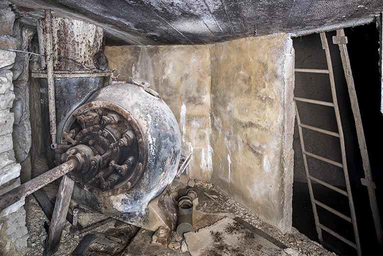 Atelier de fabrication, sciurier : turbine Douge. La chambre d'eau est à gauche. © Sonia Dourlot / Région Bourgogne-Franche-Comté, Inventaire du patrimoine - 2017 Atelier de fabrication, sciurier : turbine Douge. La chambre d'eau est à gauche. © Sonia Dourlot / Région Bourgogne-Franche-Comté, Inventaire du patrimoine - 2017