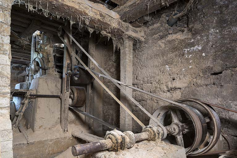 Atelier de fabrication, sciurier : transmission (poulies et courroies) du châssis Socolest. © Sonia Dourlot / Région Bourgogne-Franche-Comté, Inventaire du patrimoine - 2017 Atelier de fabrication, sciurier : transmission (poulies et courroies) du châssis Socolest. © Sonia Dourlot / Région Bourgogne-Franche-Comté, Inventaire du patrimoine - 2017
