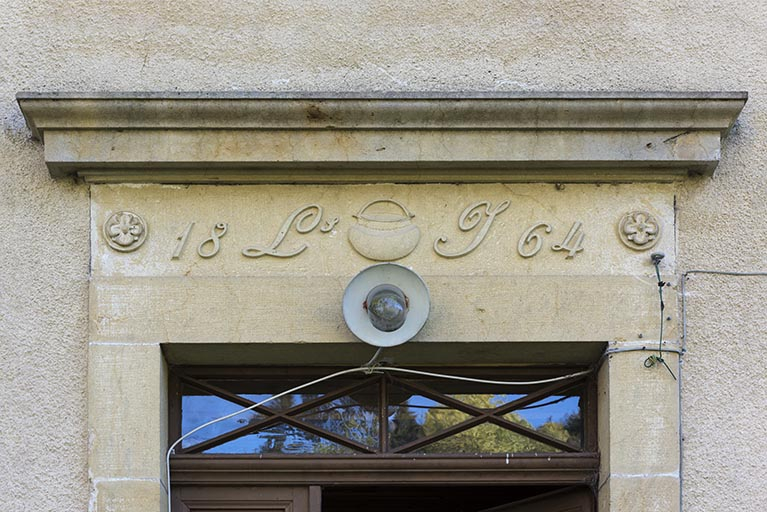 Façade antérieure : linteau sculpté et daté 1864. © Sonia Dourlot / Région Bourgogne-Franche-Comté, Inventaire du patrimoine - 2017