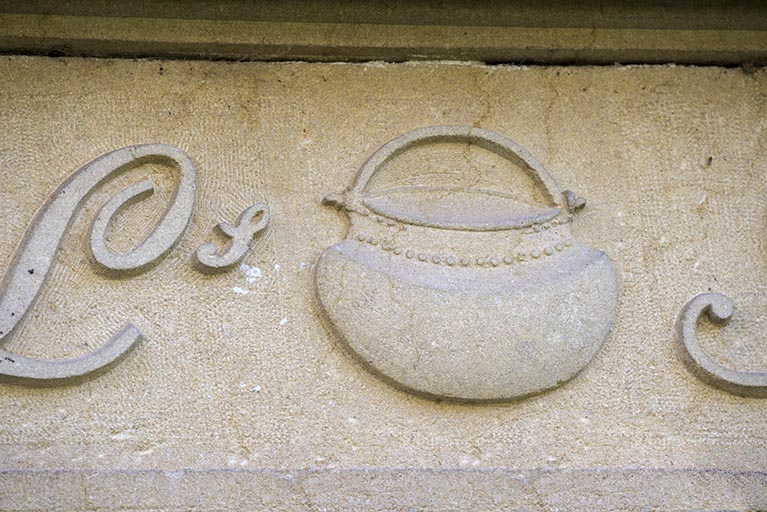Façade antérieure : chaudron de fromagerie sculpté sur le linteau. © Sonia Dourlot / Région Bourgogne-Franche-Comté, Inventaire du patrimoine - 2017