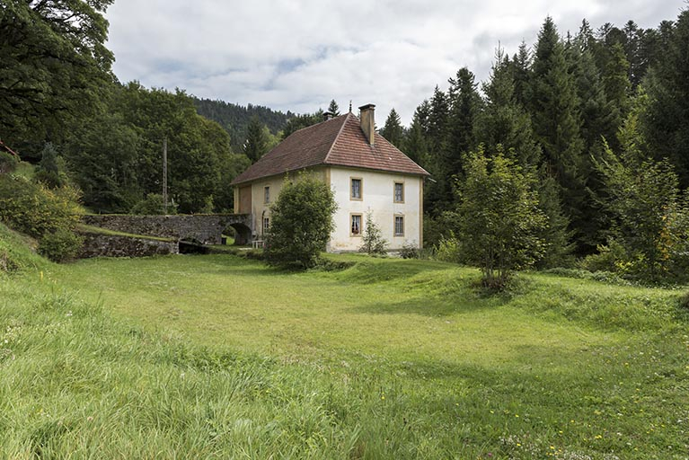 Vue d'ensemble depuis le nord-ouest, avec l'ancien bassin de retenue au premier plan. © Sonia Dourlot / Région Bourgogne-Franche-Comté, Inventaire du patrimoine - 2017