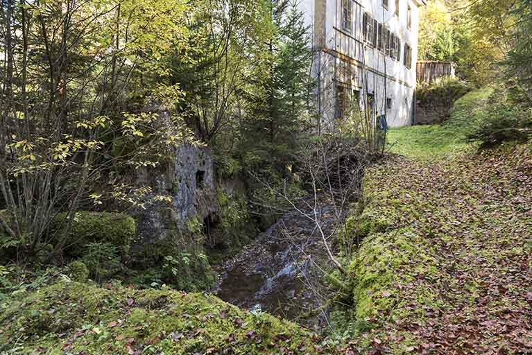 Canal de fuite et vestiges du soubassement du martinet. © Sonia Dourlot / Région Bourgogne-Franche-Comté, Inventaire du patrimoine - 2017