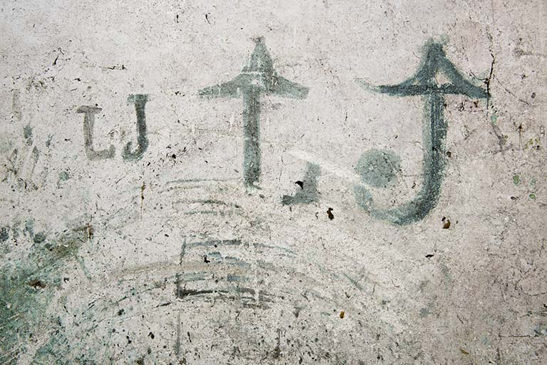 Initiales de Louis Jacquot (?) dans le couloir. © Sonia Dourlot / Région Bourgogne-Franche-Comté, Inventaire du patrimoine - 2017