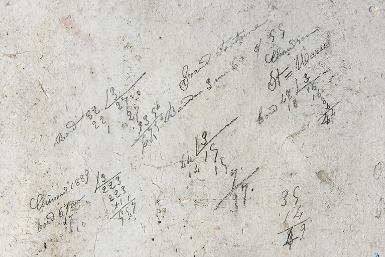 Atelier de fabrication : calculs griffonnés sur le mur et concernant des chaudrons de fromagerie ? © Sonia Dourlot / Région Bourgogne-Franche-Comté, Inventaire du patrimoine - 2017