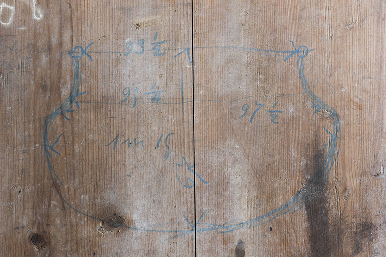 Atelier de fabrication : dessin coté d'un chaudron de fromagerie griffonné sur une porte. © Sonia Dourlot / Région Bourgogne-Franche-Comté, Inventaire du patrimoine - 2017