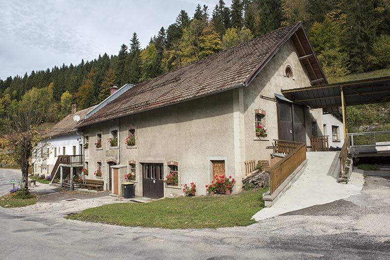 Atelier de fabrication : façades antérieure et latérale droite. © Sonia Dourlot / Région Bourgogne-Franche-Comté, Inventaire du patrimoine - 2017 Atelier de fabrication : façades antérieure et latérale droite. © Sonia Dourlot / Région Bourgogne-Franche-Comté, Inventaire du patrimoine - 2017