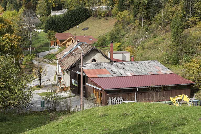 Vue d'ensemble, depuis le sud. © Sonia Dourlot / Région Bourgogne-Franche-Comté, Inventaire du patrimoine - 2017 Vue d'ensemble, depuis le sud. © Sonia Dourlot / Région Bourgogne-Franche-Comté, Inventaire du patrimoine - 2017