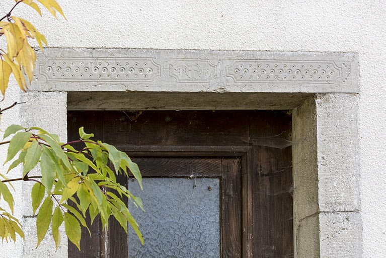 Logement : linteau orné d'une porte sur la façade postérieure. © Sonia Dourlot / Région Bourgogne-Franche-Comté, Inventaire du patrimoine - 2017 Logement : linteau orné d'une porte sur la façade postérieure. © Sonia Dourlot / Région Bourgogne-Franche-Comté, Inventaire du patrimoine - 2017
