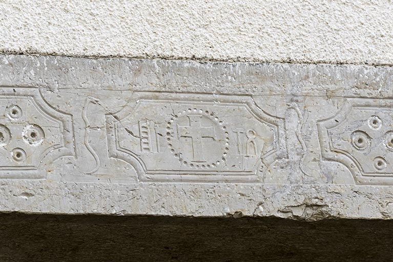 Logement : croix, instruments de la Passion et serpents, sur un linteau orné (façade postérieure). © Sonia Dourlot / Région Bourgogne-Franche-Comté, Inventaire du patrimoine - 2017 Logement : croix, instruments de la Passion et serpents, sur un linteau orné (façade postérieure). © Sonia Dourlot / Région Bourgogne-Franche-Comté, Inventaire du patrimoine - 2017