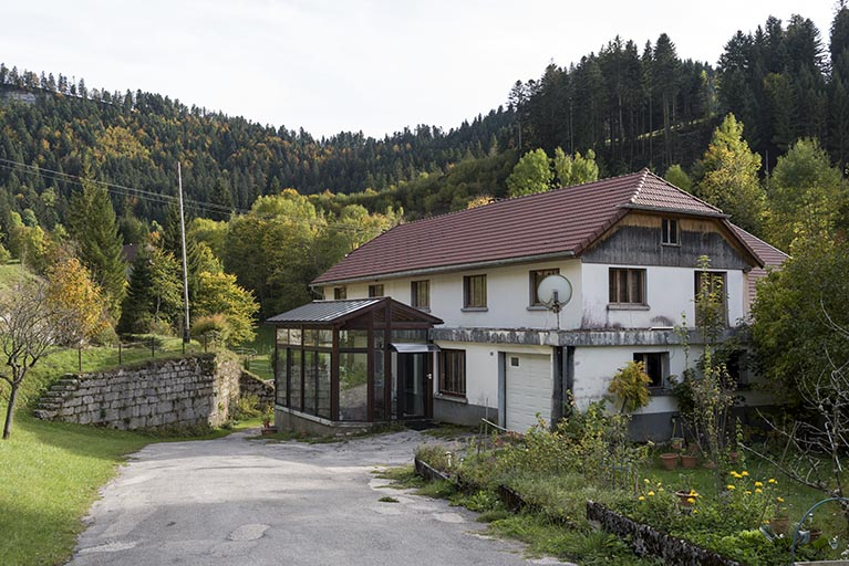Bassin de retenue et bâtiment, depuis la route au nord. © Sonia Dourlot / Région Bourgogne-Franche-Comté, Inventaire du patrimoine - 2017