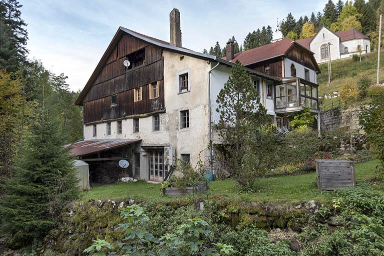 Bâtiment depuis le cours d'eau, au sud. © Sonia Dourlot / Région Bourgogne-Franche-Comté, Inventaire du patrimoine - 2017