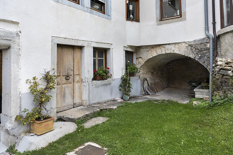 Bâtiment : baies et ancien pont de grange (rampe d'accès). © Sonia Dourlot / Région Bourgogne-Franche-Comté, Inventaire du patrimoine - 2017