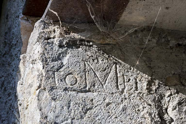 Bâtiment : inscription près de l'angle sud. © Sonia Dourlot / Région Bourgogne-Franche-Comté, Inventaire du patrimoine - 2017