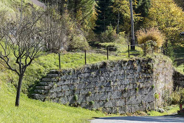 Bassin de retenue : mur de soutènement. © Sonia Dourlot / Région Bourgogne-Franche-Comté, Inventaire du patrimoine - 2017