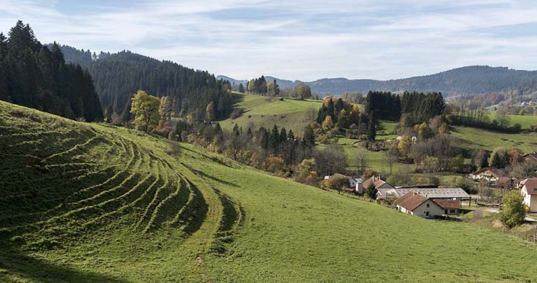 Vue d'ensemble plongeante sur le site, depuis le nord-est. © Sonia Dourlot / Région Bourgogne-Franche-Comté, Inventaire du patrimoine - 2017 Vue d'ensemble plongeante sur le site, depuis le nord-est. © Sonia Dourlot / Région Bourgogne-Franche-Comté, Inventaire du patrimoine - 2017