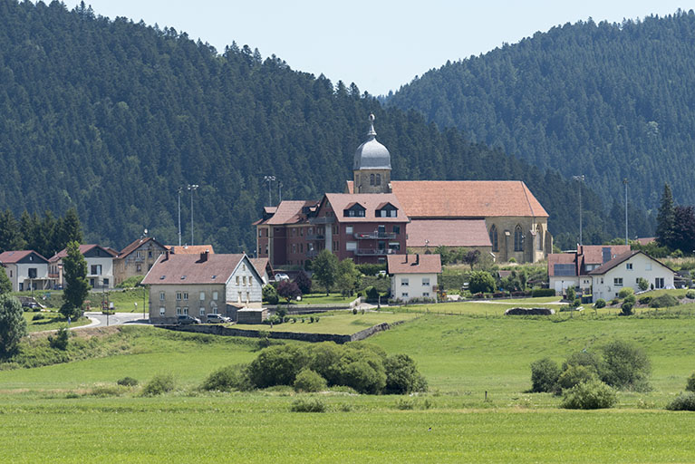 Vue d'ensemble, depuis l'ouest. © Sonia Dourlot / Région Bourgogne-Franche-Comté, Inventaire du patrimoine - 2017 Vue d'ensemble, depuis l'ouest. © Sonia Dourlot / Région Bourgogne-Franche-Comté, Inventaire du patrimoine - 2017