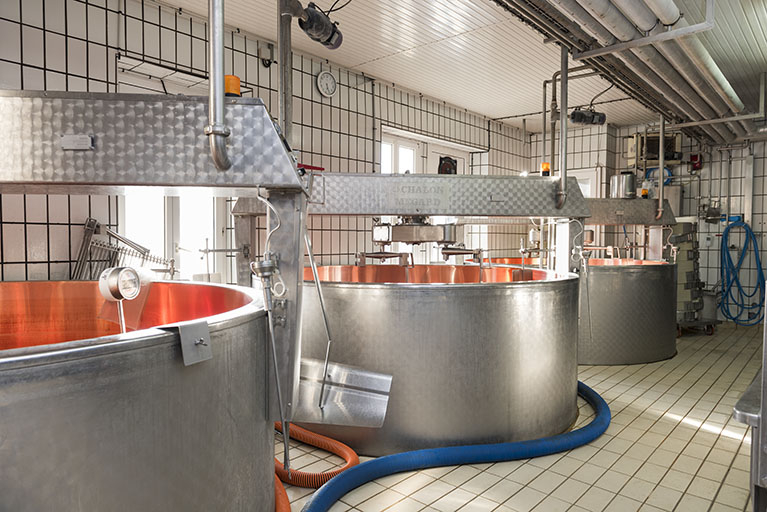 Atelier de fabrication : les trois cuves Chalon-Mégard. © Sonia Dourlot / Région Bourgogne-Franche-Comté, Inventaire du patrimoine - 2017