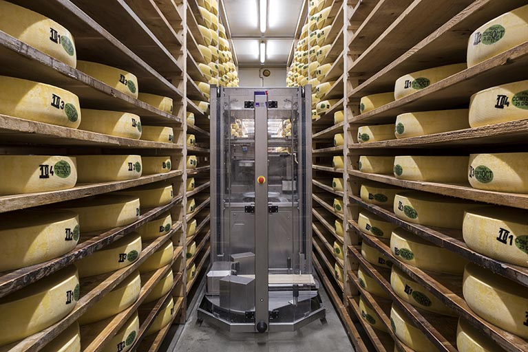 Cave d'affinage : meules de comté et robot de soin JNJ Automation. © Sonia Dourlot / Région Bourgogne-Franche-Comté, Inventaire du patrimoine - 2017